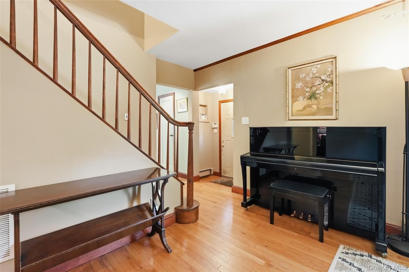 Welcome to 2595 Yorktown St., a fabulous Colonial perfectly - photo 4