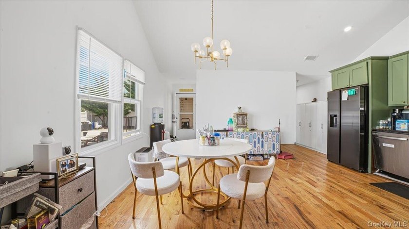 Beautiful Corner Lot Home Located In A Quiet Oceanside - photo 4