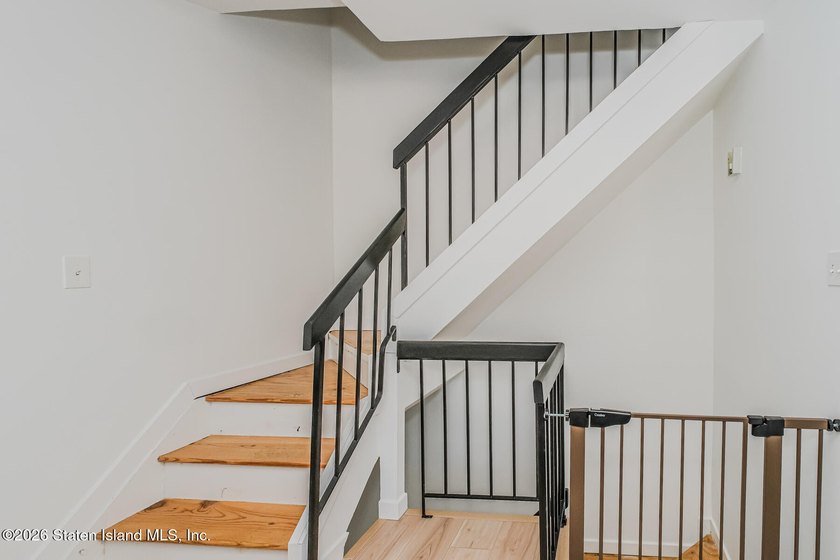 Welcome to 192 Monahan Ave- this recently renovated and spacious - photo 16