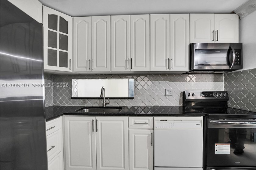 Beautiful 2-bedroom, 2-bath condo located in the desirable gated - photo 7