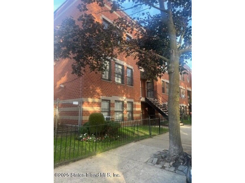 ALL HARDWOOD FLOORS TWO BEDROOMS, MASTER WITH SLIDING DOORS TO - photo 2