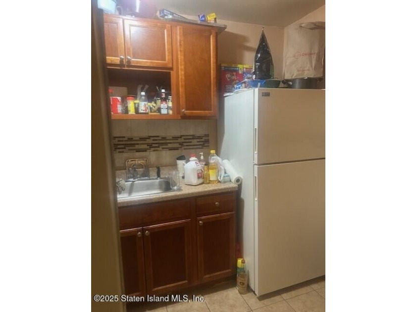 ALL HARDWOOD FLOORS TWO BEDROOMS, MASTER WITH SLIDING DOORS TO - photo 4