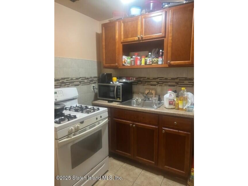 ALL HARDWOOD FLOORS TWO BEDROOMS, MASTER WITH SLIDING DOORS TO - photo 5