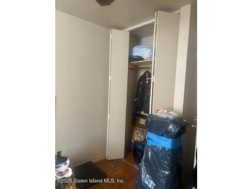 ALL HARDWOOD FLOORS TWO BEDROOMS, MASTER WITH SLIDING DOORS TO - photo 8