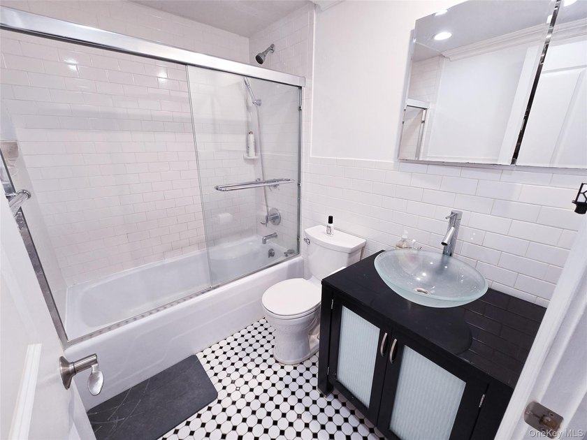 1bed, 1beth , can be Jr 4 ! use like 2 bed rooms or separate - photo 9