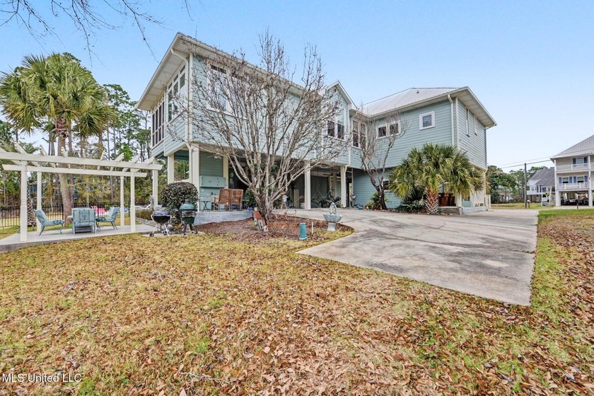Welcome to this meticulously reimagined waterfront retreat in - photo 36