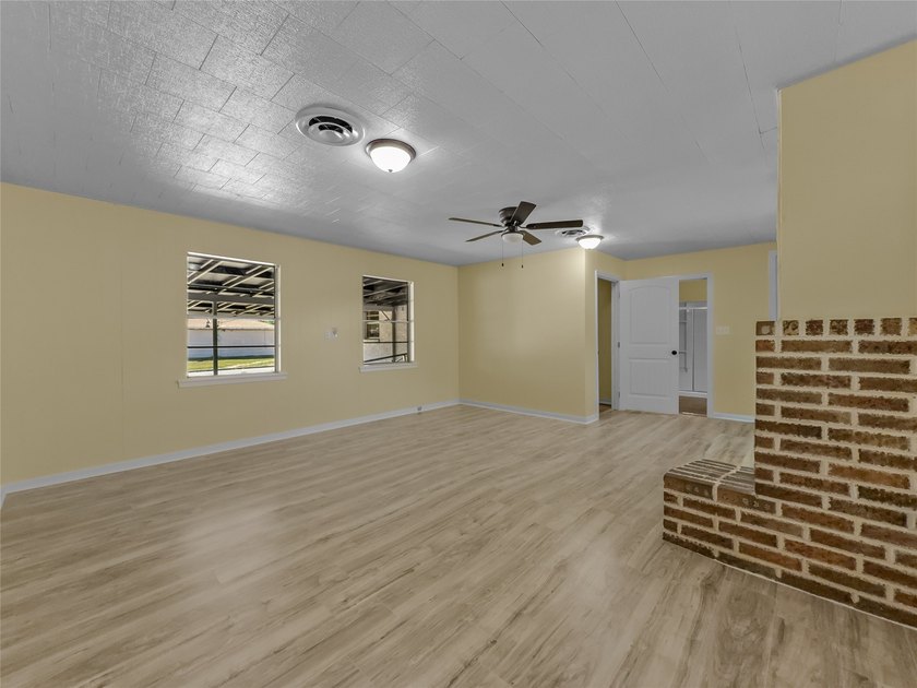 Welcome to this charming Vernon residence offering comfort - photo 2