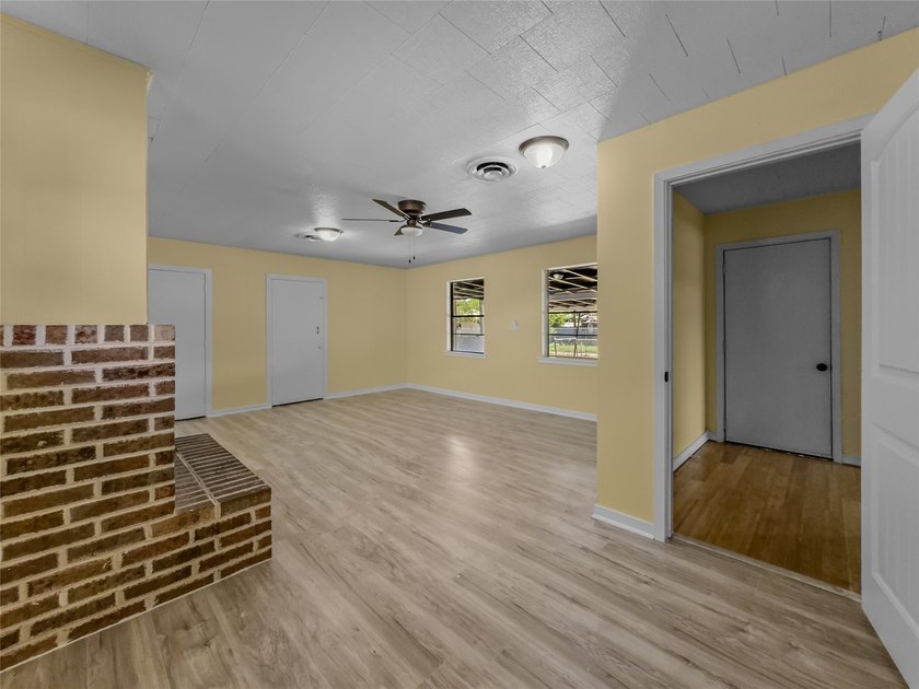 Welcome to this charming Vernon residence offering comfort - photo 4