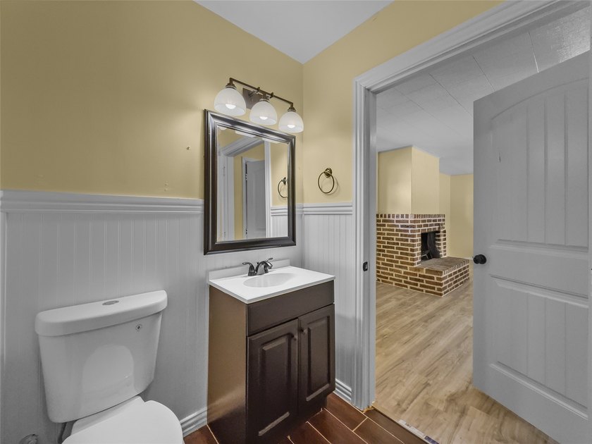 Welcome to this charming Vernon residence offering comfort - photo 9