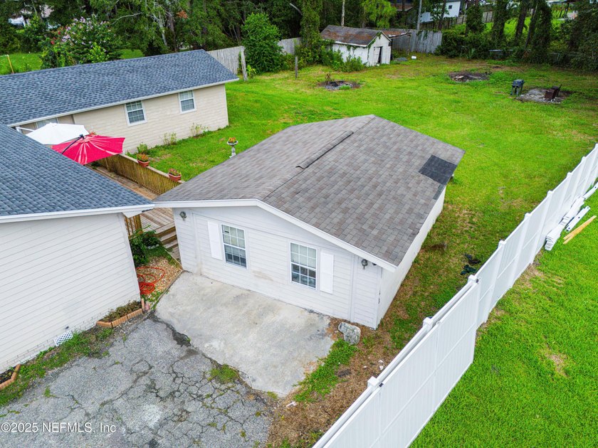 Spacious and inviting, this 4-bedroom, 3-bathroom home offers 2 - photo 4