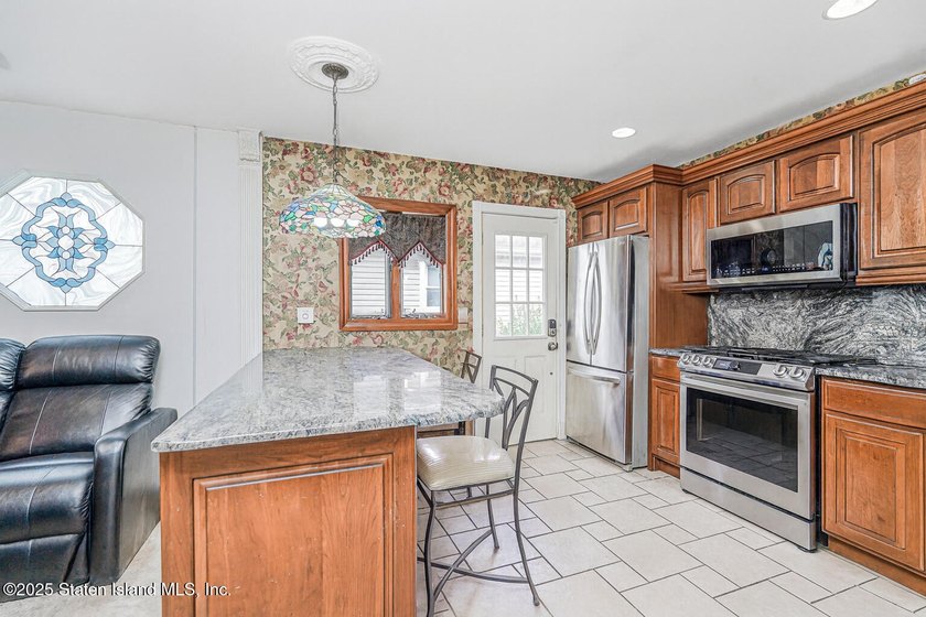 First time on the market! This detached 3-bedroom, 2-bath ranch - photo 6