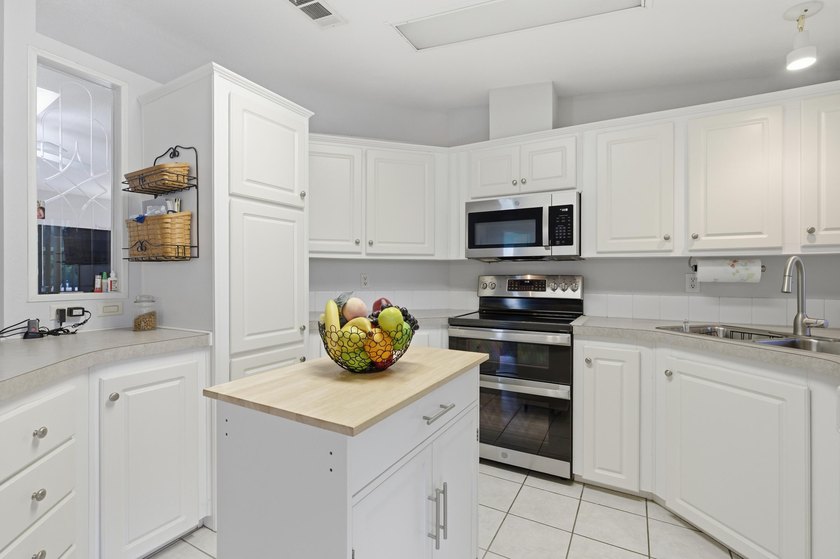 PRICED TO SELL!! MOTIVATED SELLER!! 2 bedroom, 2 bath home - photo 11
