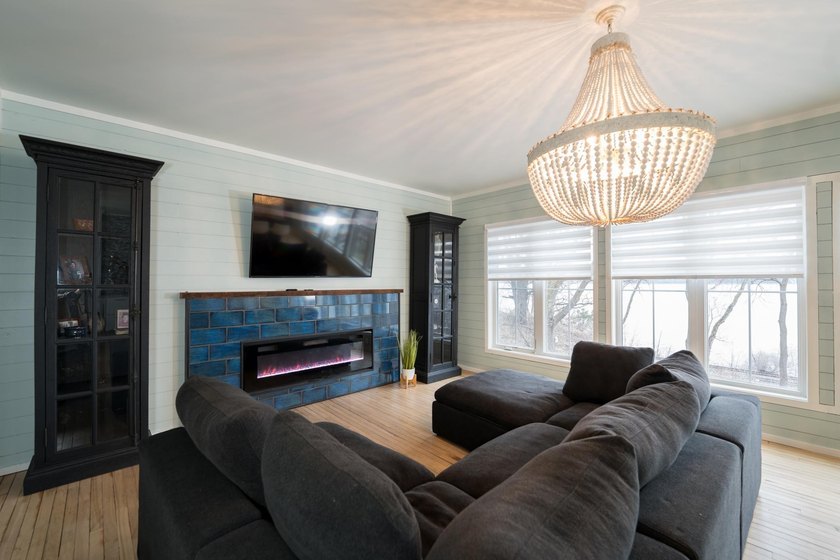 Stunning lake view luxury estate with dual living potential! - photo 11