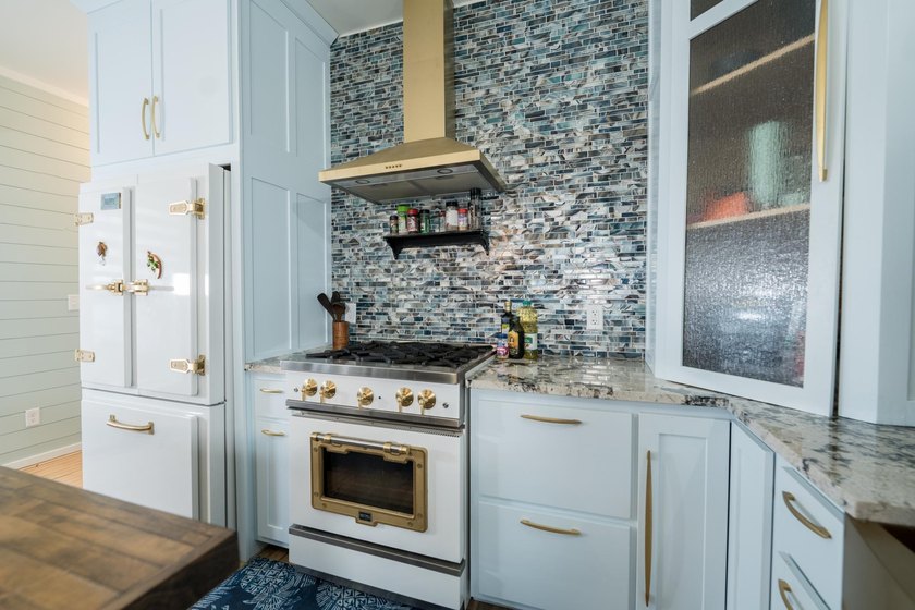 Stunning lake view luxury estate with dual living potential! - photo 15