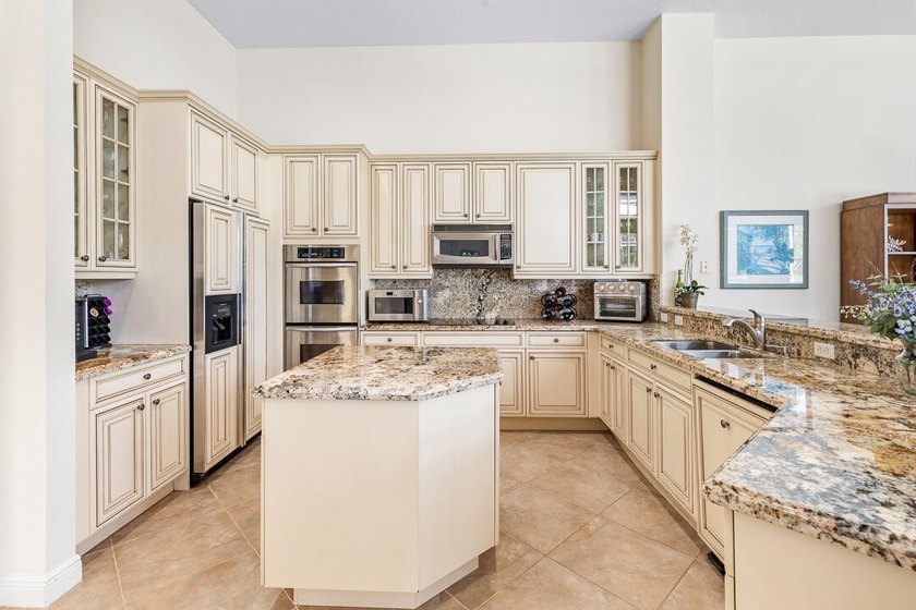 Discover luxury living in Palm Cove Golf &amp; Yacht Club in this - photo 16