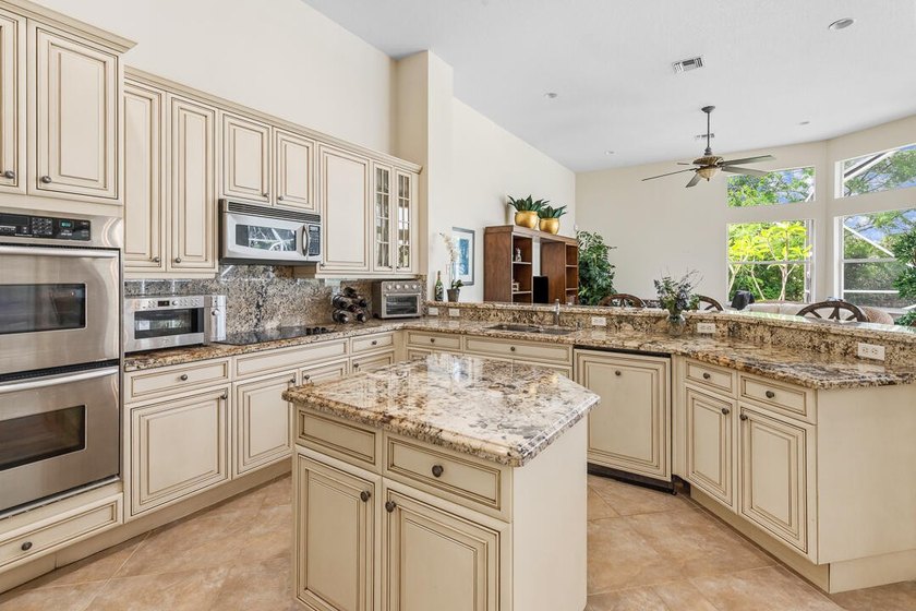 Discover luxury living in Palm Cove Golf &amp; Yacht Club in this - photo 18