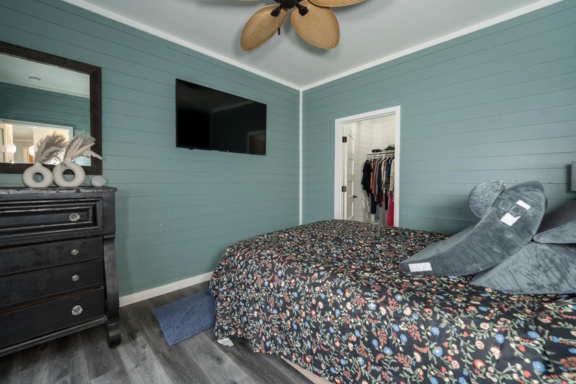 Stunning lake view luxury estate with dual living potential! - photo 26
