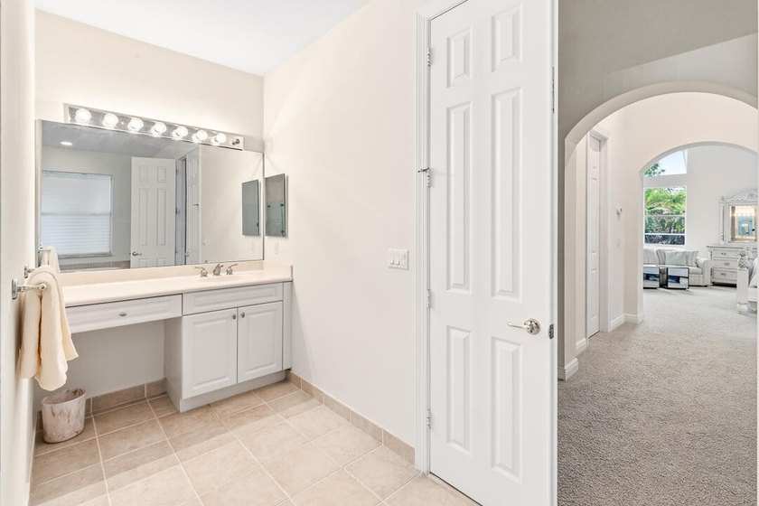 Discover luxury living in Palm Cove Golf &amp; Yacht Club in this - photo 27