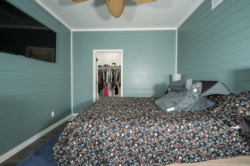 Stunning lake view luxury estate with dual living potential! - photo 27