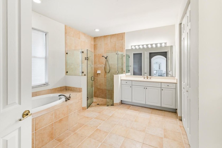 Discover luxury living in Palm Cove Golf &amp; Yacht Club in this - photo 28