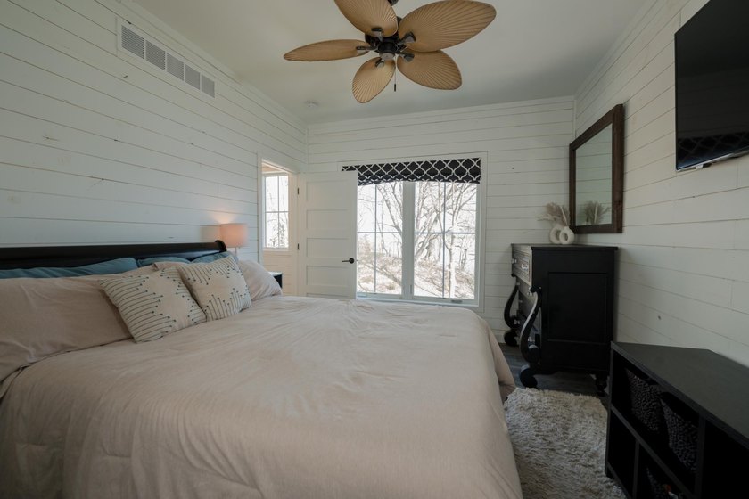 Stunning lake view luxury estate with dual living potential! - photo 28