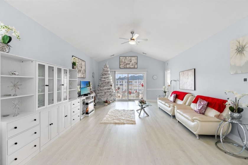 Charming 3-bedroom 2 bath townhouse heated sq ft 1370 sq ft - photo 6