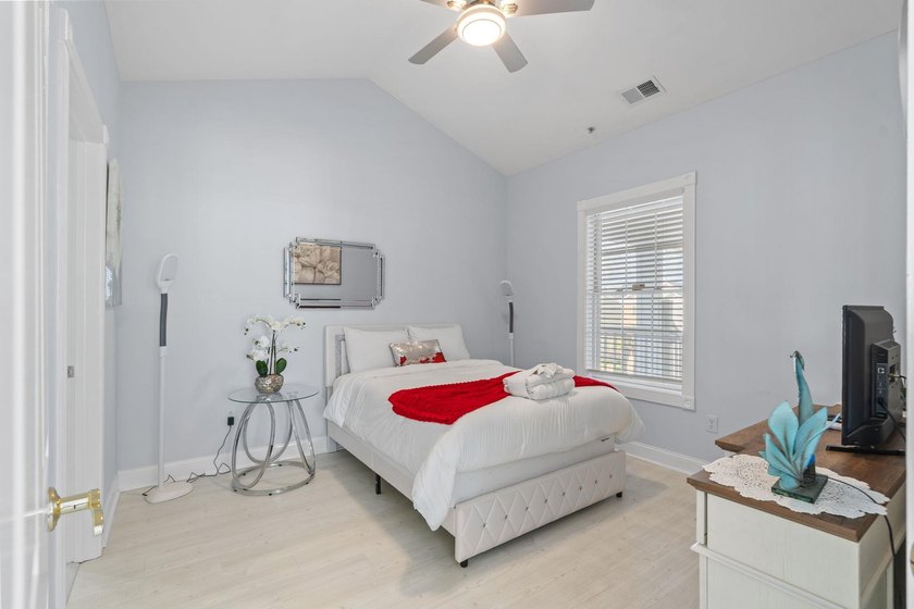 Charming 3-bedroom 2 bath townhouse heated sq ft 1370 sq ft - photo 10