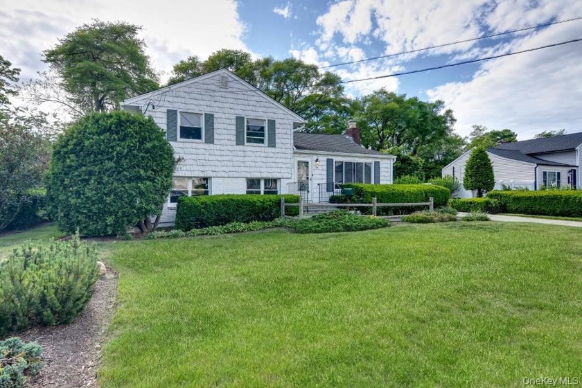 Spacious Split Level Home in the Heart of West Islip. Inside - photo 2