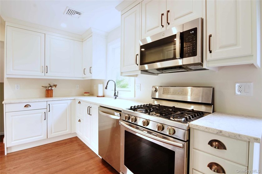 Spacious Split Level Home in the Heart of West Islip. Inside - photo 10