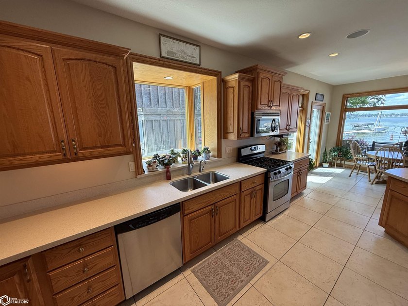 Unrivaled Waterfront Luxury with Private Guest Retreat &amp; Sandy - photo 12