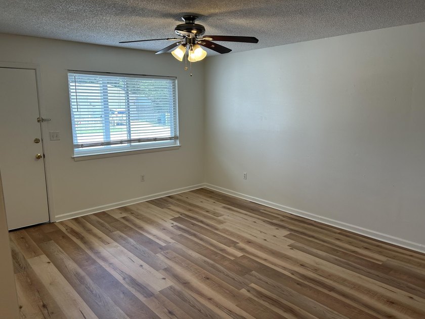 First floor, two bedroom condo in Niceville. New HVAC unit in - photo 4