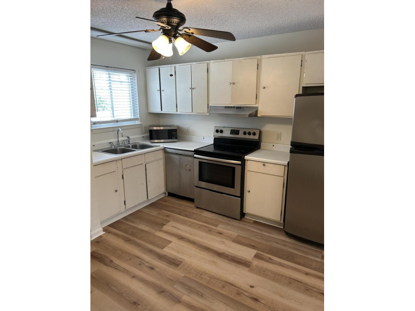 First floor, two bedroom condo in Niceville. New HVAC unit in - photo 5