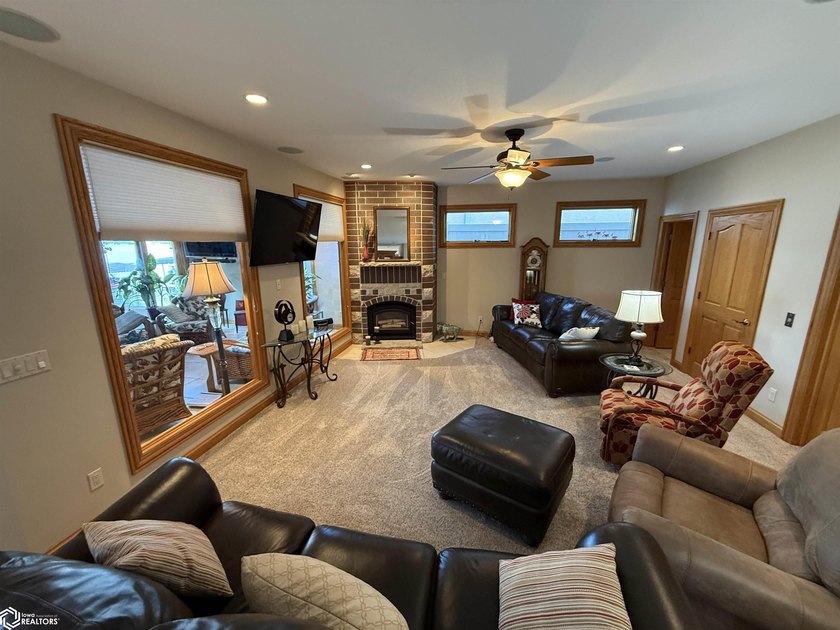 Unrivaled Waterfront Luxury with Private Guest Retreat &amp; Sandy - photo 18