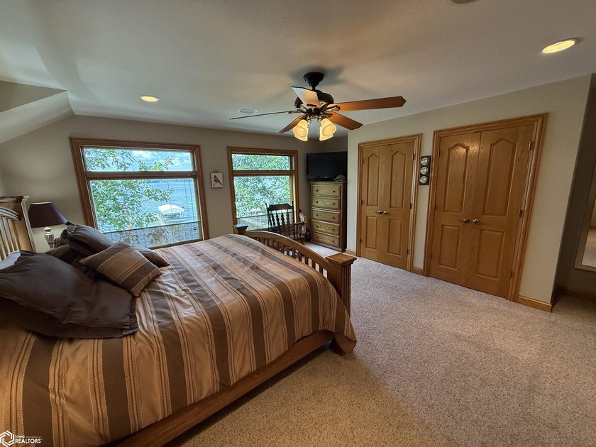 Unrivaled Waterfront Luxury with Private Guest Retreat &amp; Sandy - photo 27