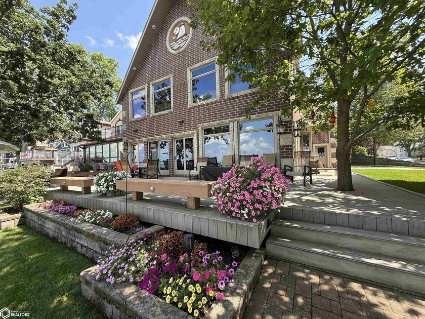 Unrivaled Waterfront Luxury with Private Guest Retreat &amp; Sandy - photo 47
