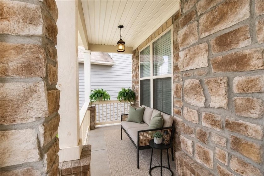 Welcome to this stunning, move-in-ready traditional estate - photo 2
