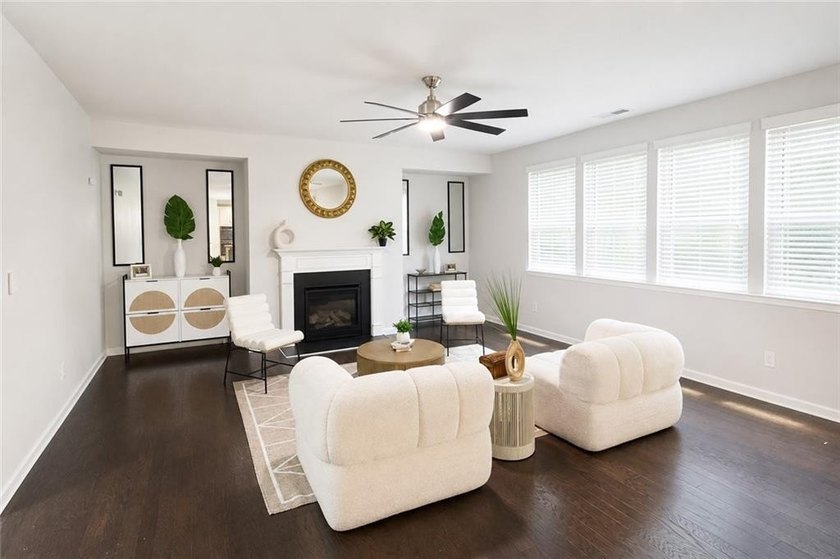 Welcome to this stunning, move-in-ready traditional estate - photo 4