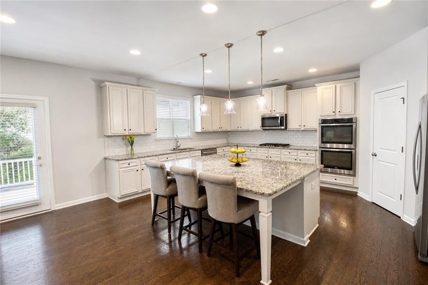 Welcome to this stunning, move-in-ready traditional estate - photo 7