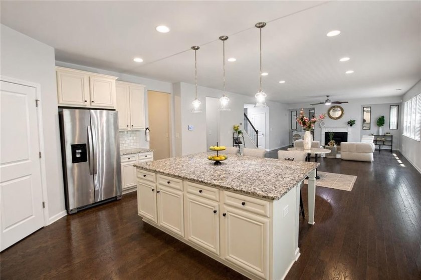 Welcome to this stunning, move-in-ready traditional estate - photo 8
