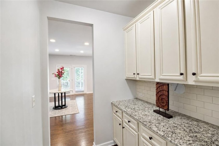 Welcome to this stunning, move-in-ready traditional estate - photo 9