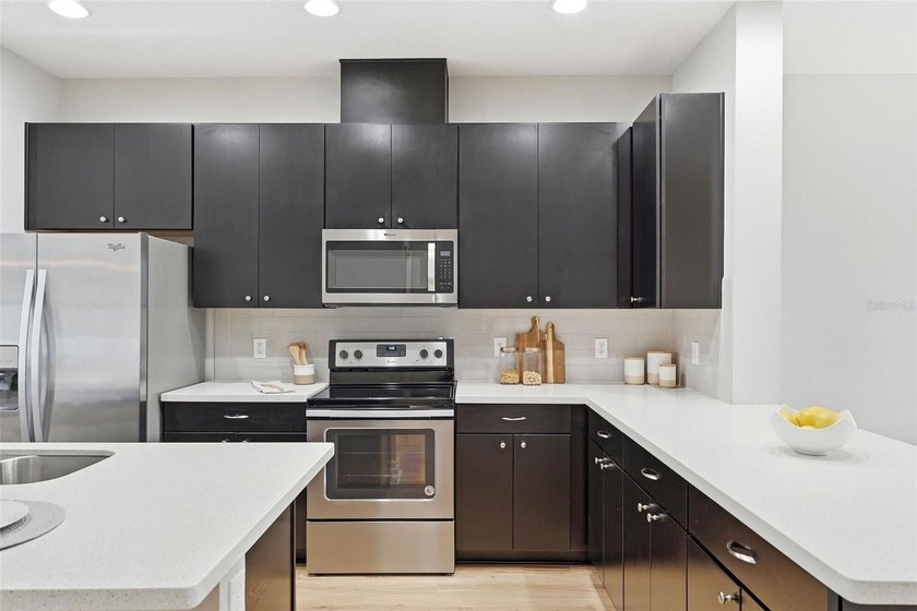 Under contract-accepting backup offers. Welcome to this - photo 10