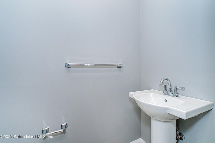 Welcome Home! BRAND NEW Construction in a highly desired - photo 9