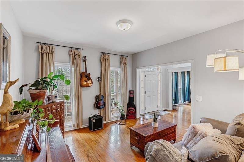 Welcome to this spacious 6-bedroom, 4 full bathroom home - photo 8