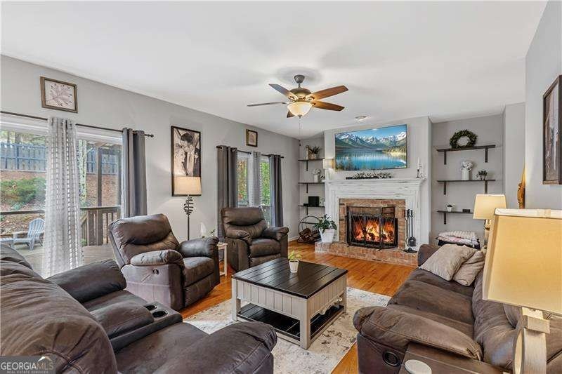 Welcome to this spacious 6-bedroom, 4 full bathroom home - photo 9