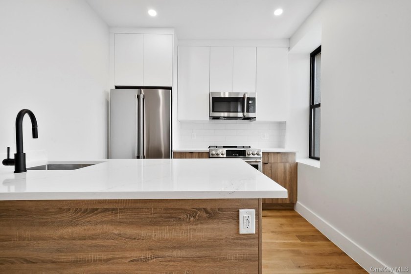 PENTHOUSE PERFECTION WITH PRIVATE ROOFTOP TERRACE AND MANHATTAN - photo 2