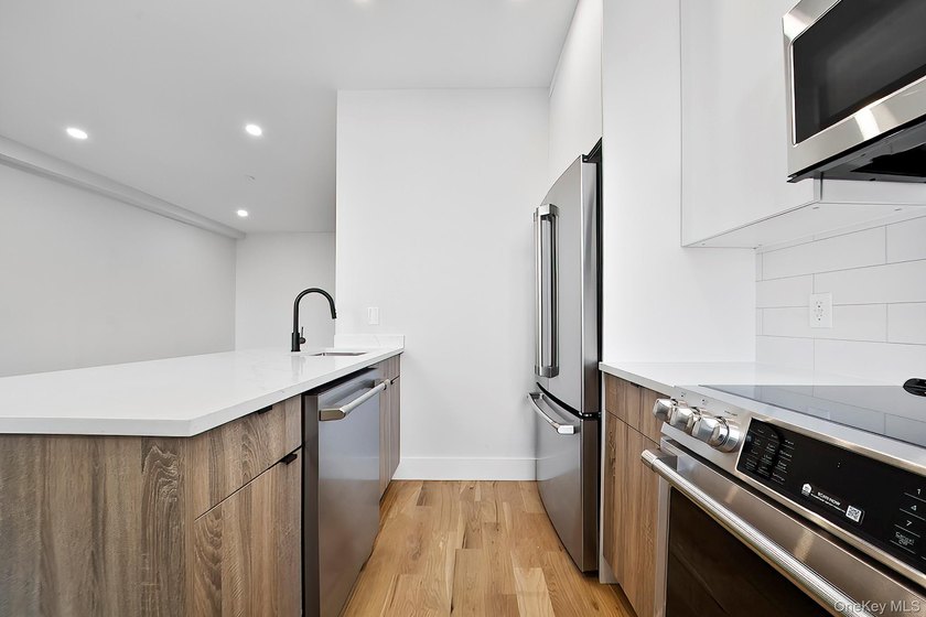 PENTHOUSE PERFECTION WITH PRIVATE ROOFTOP TERRACE AND MANHATTAN - photo 3