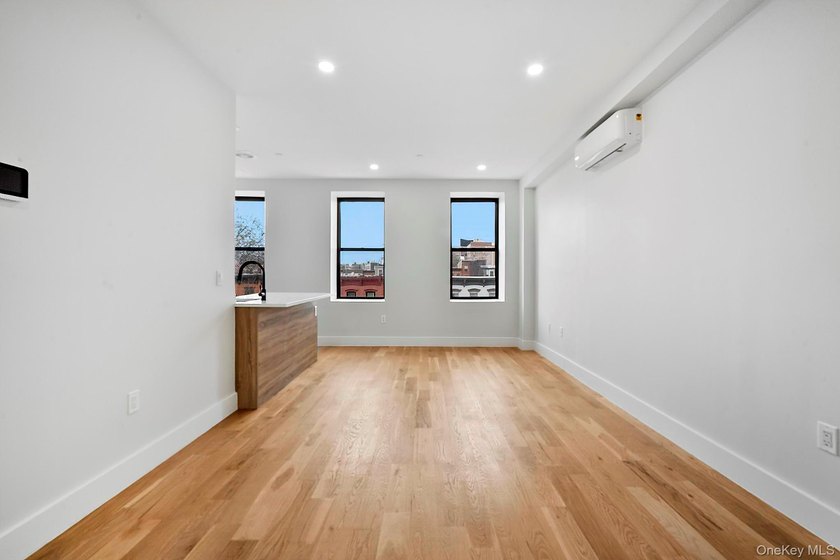 PENTHOUSE PERFECTION WITH PRIVATE ROOFTOP TERRACE AND MANHATTAN - photo 4
