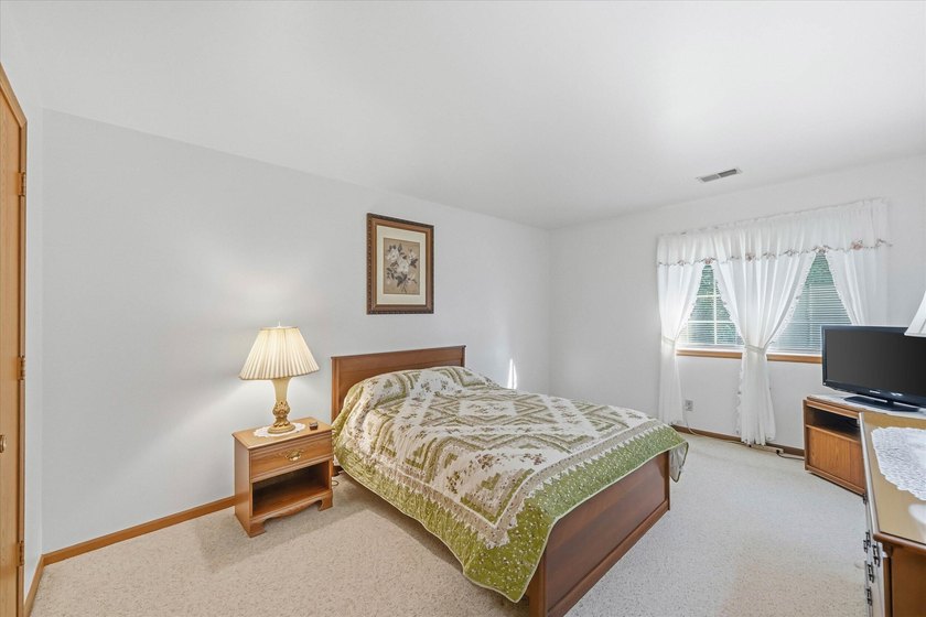 Why rent when you can own? Discover the perfect blend of comfort - photo 12