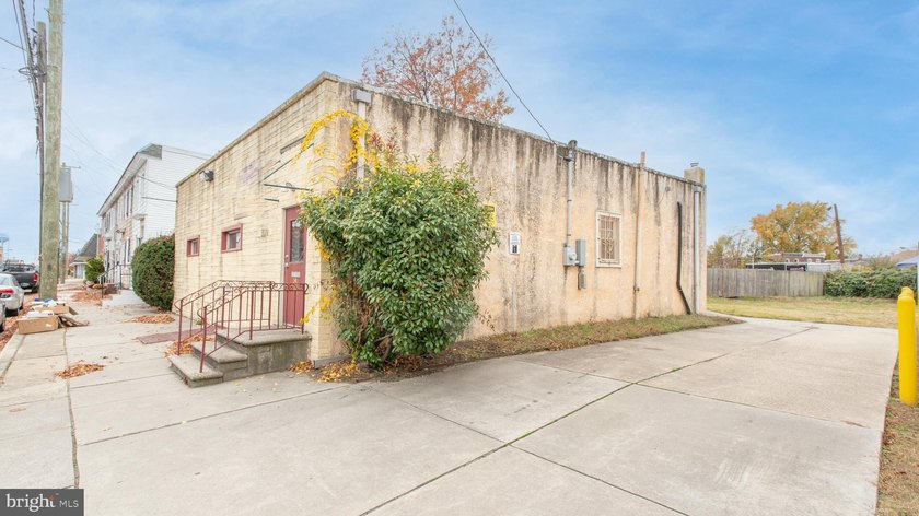 Versatile commercial building for sale in Gloucester City. This - photo 3