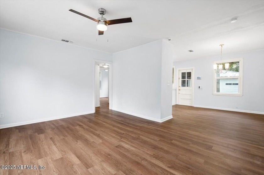 Move-In Ready, freshly updated Jacksonville Home. Seller is - photo 4